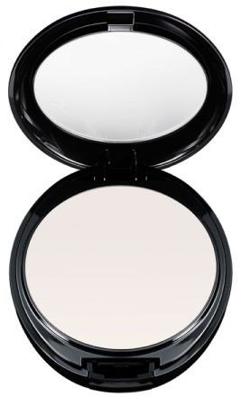 Shu Uemura 隱形控油蜜粉餅玻璃光透粉體能讓肌膚上的光線完全穿透並反射,能定妝還能吸附臉上多餘油脂讓妝容更持久,柔焦效果能修飾肌膚瑕疵,立即創造清透妝感。髮型師 黃凱凱沒說你不知道,蜜粉餅對於夏季頭皮出油是非常方便好用的,尤其是針對機車族,或是四處旅行工作、常常搭飛機的人,因為機上空氣太乾燥,很容易造成頭皮出油現象,這時候就可拿出蜜粉(建議選擇較深的色系,這樣才不會在髮絲上留下白白的殘粉),步驟是將髮片分層,用蜜粉輕拍於髮根處就可幫助吸收多餘的油脂,還給你清爽無比的蓬鬆髮絲!