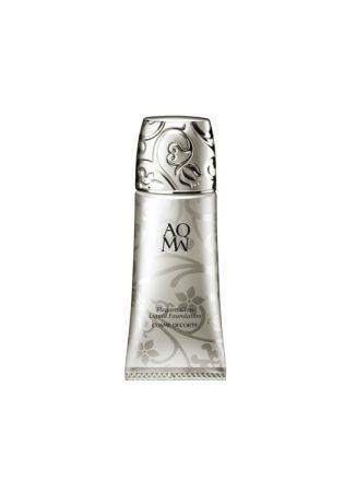 Cosme Decorte 晶緞粉底蜜晶耀層狀粉體與躍動光澤粉體,自然地遮飾肌膚的不完美,呈現由肌膚內側湧出的自然晶緞柔光。數位美容主編 小瑜你也跟我一樣,外出旅行時總是被一堆瓶瓶罐罐困擾,內心猶豫著到底什麼該帶什麼不該,最後整理完還是一大包嗎?今天就要來推薦一個兼具保養和彩妝效果的粉底蜜,它最厲害的是可以調配出油脂與粉體的黃金比例,減少粉體量,呈現宛如天生的裸妝效果,而且,含四種保濕成份,相當潤澤,讓你在上妝後散發出彷彿保養後的上質膚質。