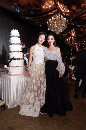 林心如身穿Elie Saab白色禮服和蔡依林合照
