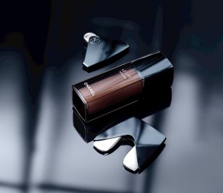 Chanel 超V心機按摩板,搭配3.5-DA彈力超V緊緻前導精萃使用,效果加乘。