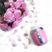 Clarisonic FIT音波淨膚儀粉色款。