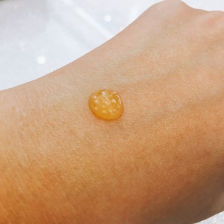 金黃色澤中飽含岡維拉玫瑰精油與高濃度玫瑰花蜜精華。