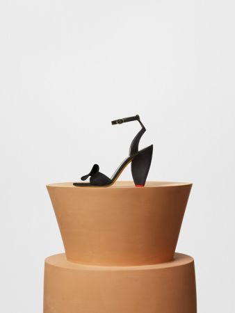 RUFFLE SANDAL 黝黑色山羊皮高跟涼鞋 $36,000