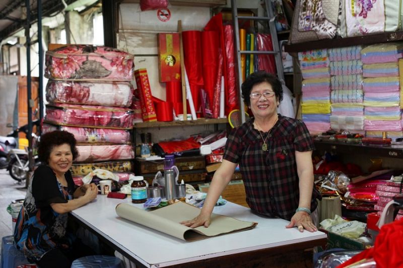 「天水聯彩店」的里長姆是大菜市媳婦,在這裡一待便是45年。「最近去布莊買布每個人都憂心忡忡。10年前抽籤的時候,我真的很憂鬱,很害怕,現在就是待到非走不可的時候再說。」