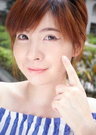 在陽光底下,妝容依舊有光澤且好清透。