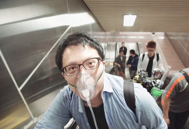 在台北生活的僑生阿山,拒絕呼吸未淨化的空氣,永遠隨身攜帶小型氧氣筒。導演以輕快有趣的劇情片方式,帶出一般台灣民眾對空汙的無知與漠視。劇照/《空氣男孩》,莊知耕。