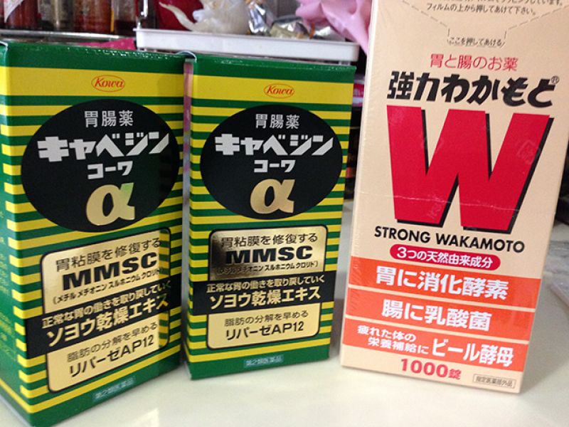 TOP5WAKAMOTO和新表飛鳴S胃腸藥都是經常出現在被託買的清單上,觀光客多的藥妝店容易賣到缺貨。另外順便介紹一款日本家庭必備的興和製藥克潰精(照片左),主張能修復胃黏膜讓胃回復正常狀態。