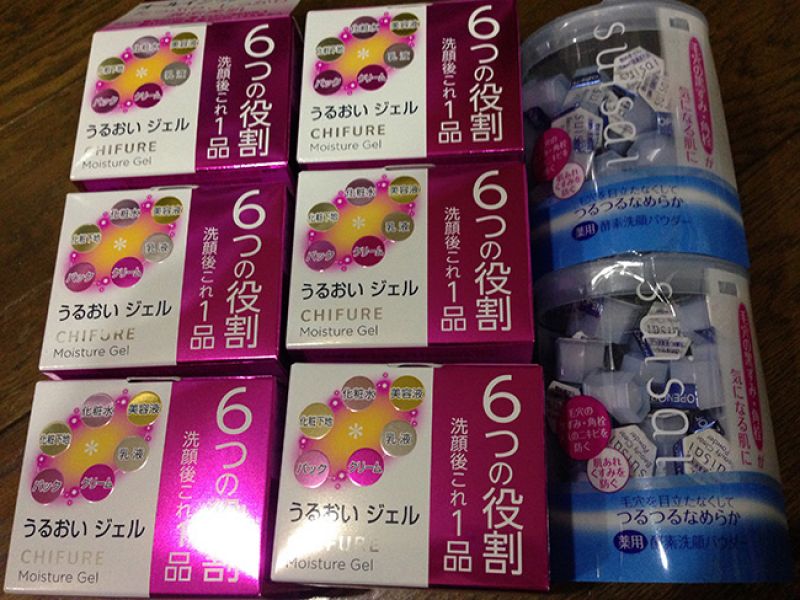 TOP4KANEBO出品的SUISAI酵素洗臉粉,也受到很多女生喜歡,一次用量採一小顆的分開包裝,能保持清潔衛生並攜帶方便。洗完了再擦上旁邊的那一瓶CHIFURE六合一多功能保濕膠,化妝水、美容液、乳液、乳霜、面膜、甚至妝前霜都一起搞定了。