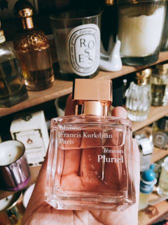 簡稱MFK的法國頂級香水品牌Maison Francis Kurkdjian的féminin Pluriel多樣女香不僅不會跟別人撞香，更非常適合微微轉涼的秋天。以玫瑰、紫羅蘭、茉莉、橙花為前中味，後味則是迷人的廣藿香，打造迷人的女人味。雖然是花香調，但香氣不算太濃烈，反而帶點淡淡的洗衣粉香，好像剛洗完澡一般，讓你香得很有心機～推薦者：Marie Claire採訪主編 Nicole