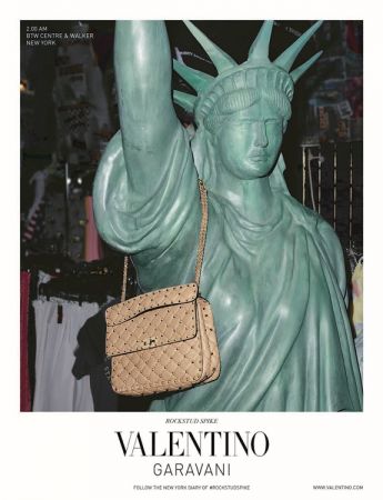 Valentino Garavani Rockstud Spike 提包廣告形象