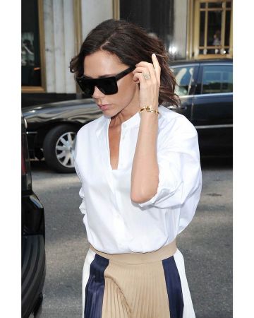 Victoria Beckham 維多利亞貝克漢配戴 Tiffany T Wrap 18K金鑲鑽手環出席紐約時裝周