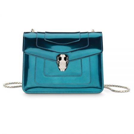 BVLGARI SERPENTI FOREVER藍綠拓帕石金屬光澤小牛皮肩背包,售價 72,800元