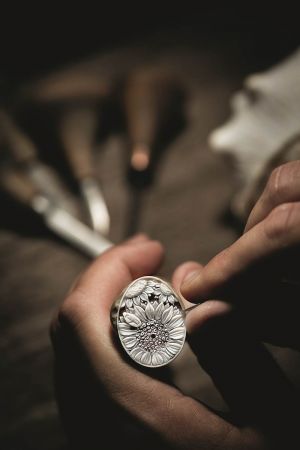 每一枚貝殼最後呈現出的色彩、透明度與深度都不盡相同。