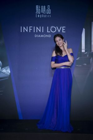 Janet 亮麗配戴點睛品 Infini Love Diamond 新品,分享閃亮從心人生經驗。
