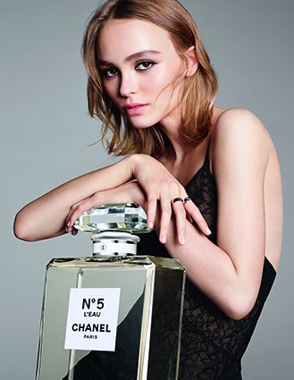 Chanel N°5 L'EAU清新晨露淡香水代言人 Lily Rose Depp。