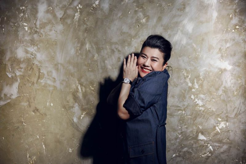 丹寧風衣外套,Brooks Brothers;Limelight Gala 鑲鑽腕表,Possession 鑲鑽耳環,both by Piaget。