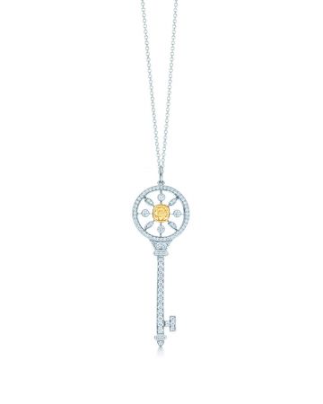 Tiffany Keys 黃鑽與白鑽圓形萬花筒鑰匙鍊墜 (Elle Fanning 配戴款),價格店洽。