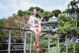 Chill 地運動雖然台北市中心總是很擁擠,但其實還是擁有很多適合跑步的河濱公園,相較於都市的柏油路,河濱公園跑起來更為合適,尤其是河岸帶來的景觀及微風,讓妳在一個人跑步時,也能盡情享受其中。而 adidas PureBOOST X 在每一次著地的瞬間,都能帶來舒適的回饋,無負擔的重量,透氣的彈力網眼鞋面,就像是穿著襪子一般輕鬆,特別的懸空足弓的貼合設計,都讓女生穿上後帶來前所未有的速度感,而非凡的彈性表現與透氣材質,都讓跑步成為一件更為愉悅的事,當生活的壓力已經很大時,就別讓腳上的步伐成為累贅。