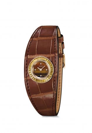 銬式手鐲 Cuff Watch跳脫規矩的錶殼、錶帶等框架,一只錶也可以是獨立穿戴的手鐲!這是既有款式以外的最佳選擇,讓手錶的裝飾性比實用性更出色,想要讓穿搭更有態度?不妨嘗試再層疊上手環。Faubourg 手環式腕錶,玫瑰金錶殼鑲嵌咖啡色藍寶石,鱷魚皮錶帶,Hermes。