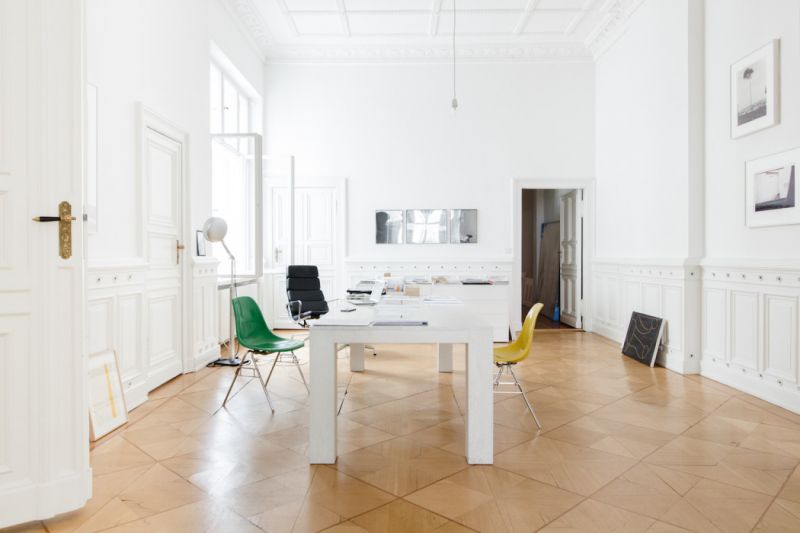 這裡是Andreas Murkudis創立的獨立工作室Andreas Murkudis Möbel + Architektur,致力於提供量身訂製的個人化產品服務及獨特的室內概念設計,背後由幾位傑出建築師、室內設計師與藝術家組成的團隊所支持,引領消費者從最初的想法實現最終憧憬的生活藍圖。