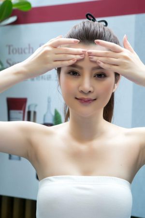 Step3接著沿著眉骨由內向外輕輕向外推開,可舒緩眉間壓力