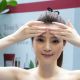 Step3接著沿著眉骨由內向外輕輕向外推開,可舒緩眉間壓力