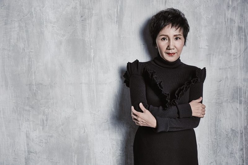 黑色波浪裝飾針織上衣、黑色高腰裙,both by Dior。