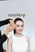 按摩步驟拉提步驟三:針對下垂眼尾輕輕往上拉提