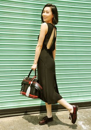 香港女星陳法拉以皮革編織圖紋TOD’S Wave Bag與皮革流蘇綴飾便鞋搭配一襲黑色洋裝,率性而優雅。