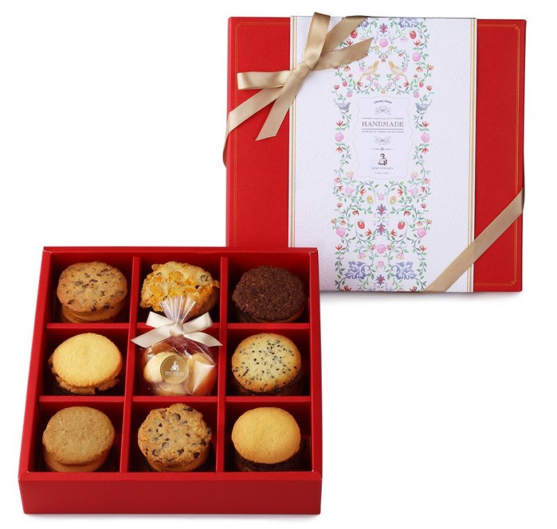 搶眼喜氣的“雋永的紅色饗宴Classic Red Feast”系列,有著豐富手工餅乾組合的「至愛」喜餅,歡欣齊唱的小鳥和繽紛齊放的花卉爭妍點綴,就像歡慶一場盛大的幸福饗宴。【送禮喜氣的大方首選 / 至愛L NT$980元 / 經典綜合餅乾640g】