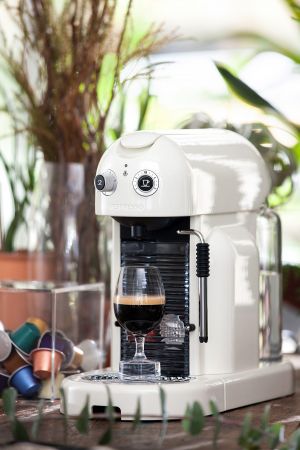 Nespresso MaestriaMaestria 力求從視覺、聽覺及嗅覺上都能反樸歸真,以精湛純熟且與時俱進的先進工藝,讓每個咖啡愛好者都能切身感受作為真正咖啡師的藝術及全方位的感官體驗。復古懷舊的圓弧形設計,重新喚回我們對於咖啡大師的記憶。