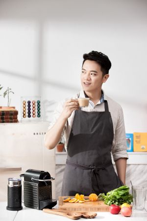 聊到咖啡,Soac說:「我是一個很怕膩的人,Nespresso的 Grands Crus提供了多達二十幾款口味,讓我可以依不同的心情和季節,選擇不同的咖啡。」