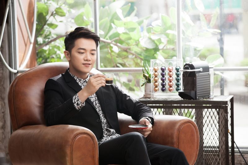 Nespresso密封裝定量咖啡最符合我目前需求。」他以自己為例,建議:「夏天到秋天的時候,我會挑Envivo Lungo,它木質與薑餅的味道真的很不錯,而且它可以煮成大杯又夠厚,我特愛在早餐時來上一杯。」