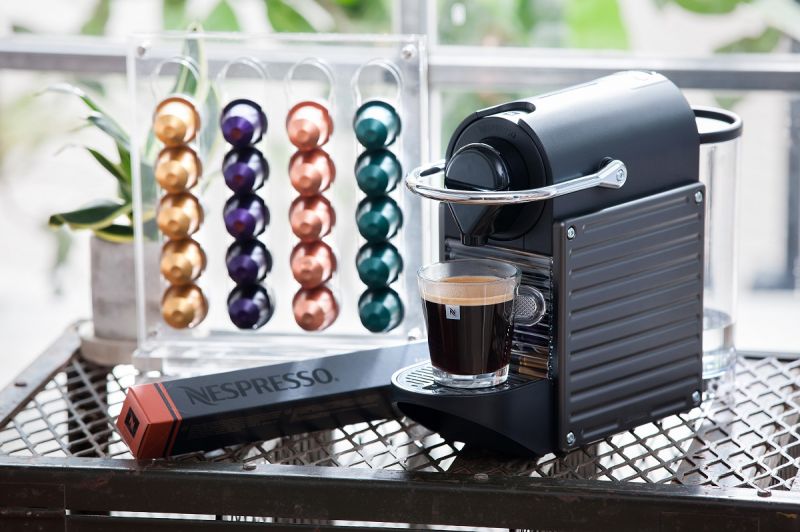 Nespresso Pixie Titan經典Pixie鈦金屬,低調金屬質感卻充滿個性,可萃取出咖啡中的豐富油沫, 發揮頂級咖啡的芳香,搭配Aeroccino3 自動奶泡機能輕鬆快速完成輕盈又綿密的冷熱奶泡,輕鬆就能擁有一杯香濃滑順的咖啡。