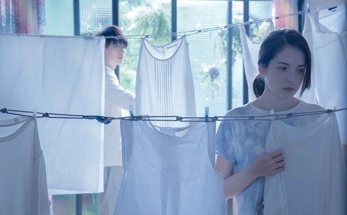 鄭如娟的〈梅雨季〉寫意如詩,主角許瑋甯充滿質地演繹愛情的透明感,幾場獨角戲韻力十足。