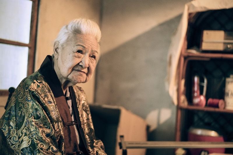 94歲國寶級豫劇大師張岫雲,挑戰練建宏新作〈小孩不在家〉,帶出一場質問生命意義的黑色荒謬劇。