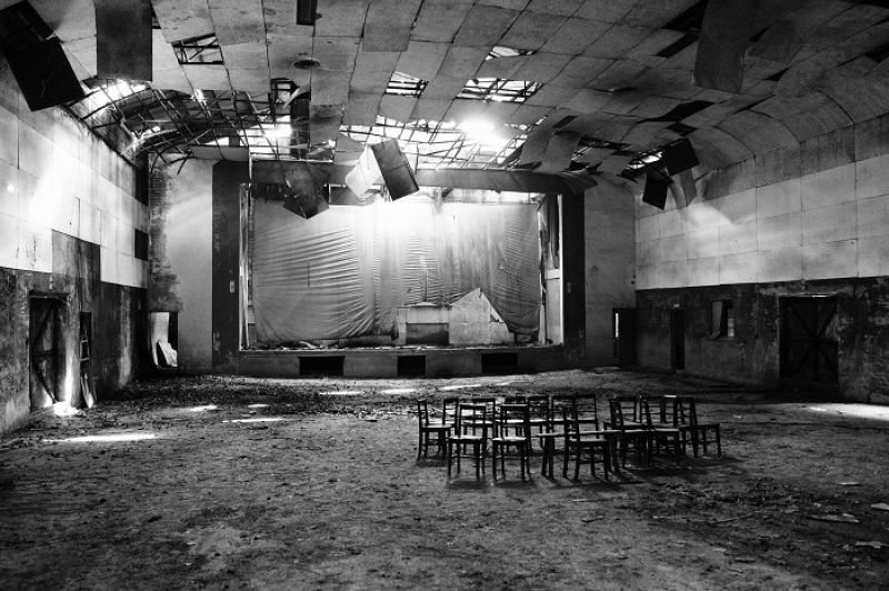 鄭立明的〈空一格,戲院〉以停業二十餘年的美濃「第一戲院」為主角,譜出一段美麗的電影記憶之舞。