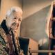 94歲國寶級豫劇大師張岫雲,挑戰練建宏新作〈小孩不在家〉,帶出一場質問生命意義的黑色荒謬劇。