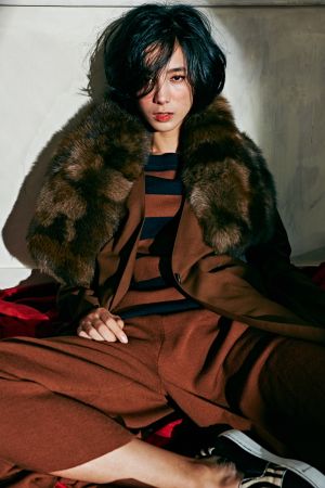 條紋長袖針織衫、咖啡色大衣、咖啡色寬褲、絨毛造型披肩、異材質拼接休閒鞋,all by ICB。
