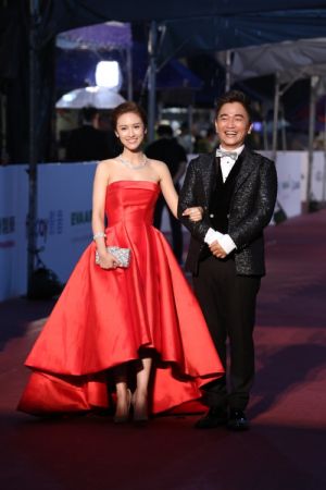 Sandy &吳宗憲父女同台,Sandy一身平口蓬裙禮服搭配BVLGARI DIVAS' DREAM系列珠寶,相當甜美