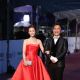 Sandy &吳宗憲父女同台,Sandy一身平口蓬裙禮服搭配BVLGARI DIVAS' DREAM系列珠寶,相當甜美
