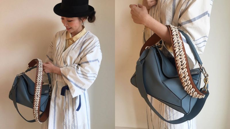 Look 3這一季LOEWE也全新推出可以更換的背帶,適用於任何一款包包,Marina選擇貝殼綴飾的背帶搭配灰藍色Puzzle包,以及無領子設計的藍白長罩衫,呈現有點慵懶的海洋渡假風格