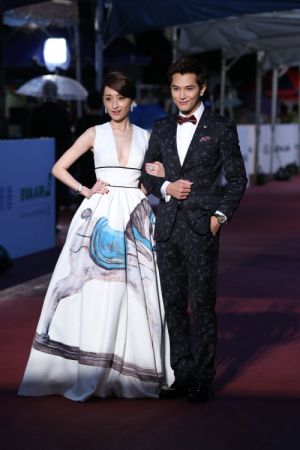 柯佳嬿&邱澤邱澤一身Ted Baker深藍印花西裝,搭配伯爵腕錶展現帥氣。柯佳嬿則以旋轉木馬印花的白洋裝搭配Harry Winston鑽飾配件現身。