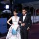 柯佳嬿&邱澤邱澤一身Ted Baker深藍印花西裝,搭配伯爵腕錶展現帥氣。柯佳嬿則以旋轉木馬印花的白洋裝搭配Harry Winston鑽飾配件現身。