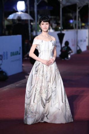 俞連涵選擇H&M 2016 年Conscious Exclusive 系列訂製款禮服作為紅毯造型,仿製大理石效果的禮服印花搭配Tiffany Victoria系列頸鍊、Metro系列鑲鑽手鐲、Soleste粉鑽戒指以及粉紅碧璽鑽戒,展現年輕氣息。
