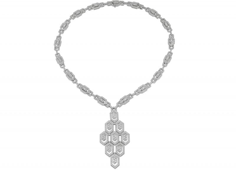 BVLGARI Serpenti Eyes on Me系列頂級鑽石項鍊頂級白K金項鍊,六角形蛇鱗片造型鍊墜,以密鑲鑽石作為鑲飾 (總重約8.46克拉)。 參考售價約NT$2,650,000