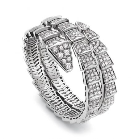 BVLGARI Serpenti 雙圈鑽石手環白K金雙圈手環,密鑲鑽石鑲飾(總重約15.49克拉)參考售價 約NT$3,060,000