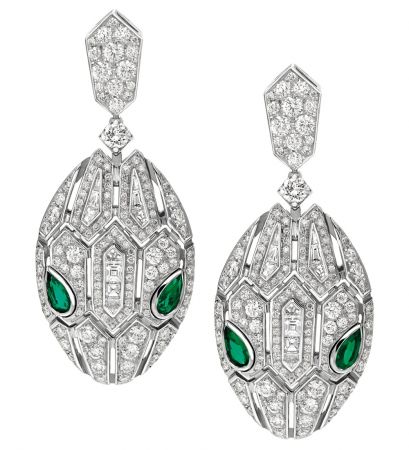 BVLGARI Serpenti Eyes on Me系列頂級祖母綠鑽石耳環頂級白K金耳環,鑲嵌4顆梨形切割祖母綠 (總重約0.56克拉) 、花式梯形切割鑽石與密鑲鑽石 (總重約2.98克拉) 。參考售價約NT$2,000,000