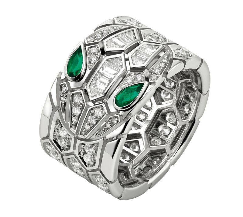 BVLGARI Serpenti Eyes on Me系列頂級祖母綠戒指頂級白K金戒指,鑲嵌2顆梨形切割祖母綠於蛇眼 (總重約0.19克拉)、長棍形切割與密鑲鑽石作為鑲飾 (總重約1.65克拉) 。參考售價約NT$1,100,000