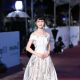 俞連涵選擇H&M 2016 年Conscious Exclusive 系列訂製款禮服作為紅毯造型,仿製大理石效果的禮服印花搭配Tiffany Victoria系列頸鍊、Metro系列鑲鑽手鐲、Soleste粉鑽戒指以及粉紅碧璽鑽戒,展現年輕氣息。